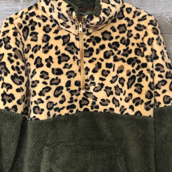 Adult Small leopard & olive green fleece pullover - Picture 3 of 6